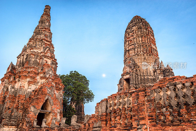 古老的古塔日落在Wat Chai Wattanaram，佛教寺庙，大城府，泰国